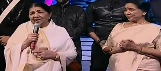 Lata & Asha Bhosale in the Awards function