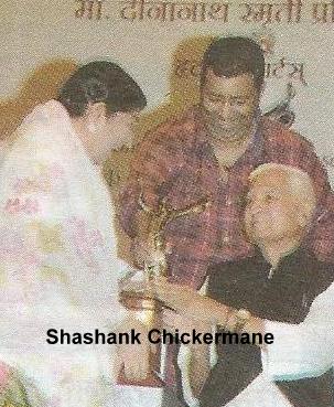 Lata Mangeshkar gives award in the function