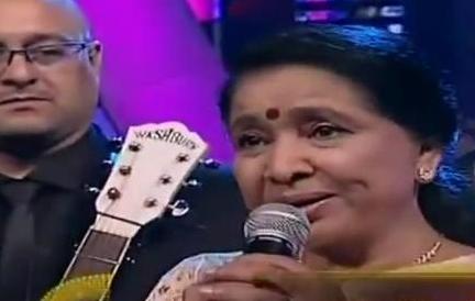 Asha Bhosale in the Awards function