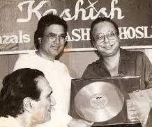 RD Burman received award from Rajesh Khanna & BR Chopra in the function