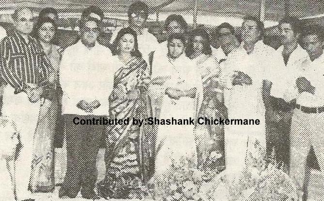 Lata with Ak Hangal, Shashi Kapoor, Amitabh Bachchan, Madanpuri, Manmohan Krishna & others in a function