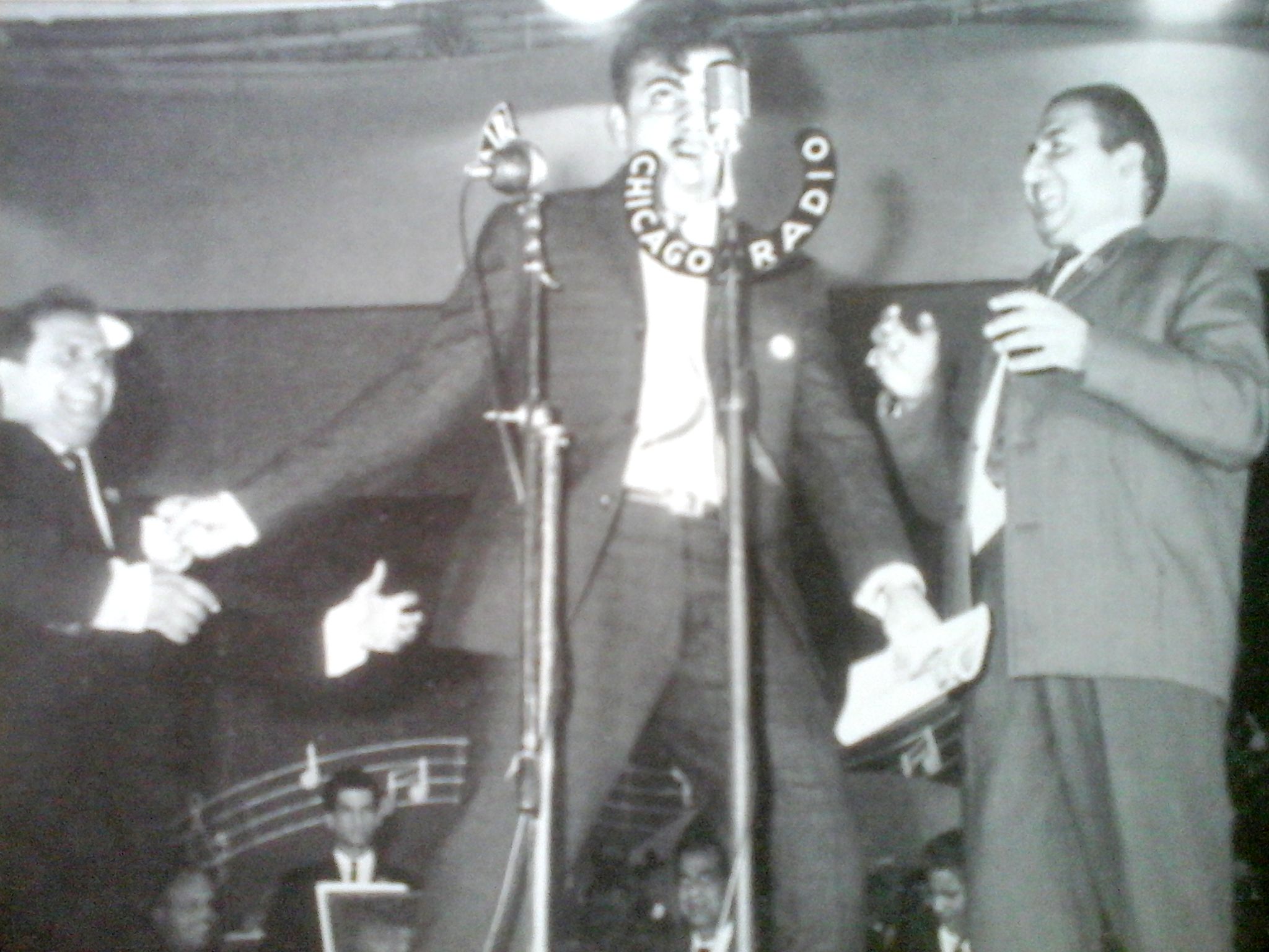 Rafi singing with Mehmood in a concert