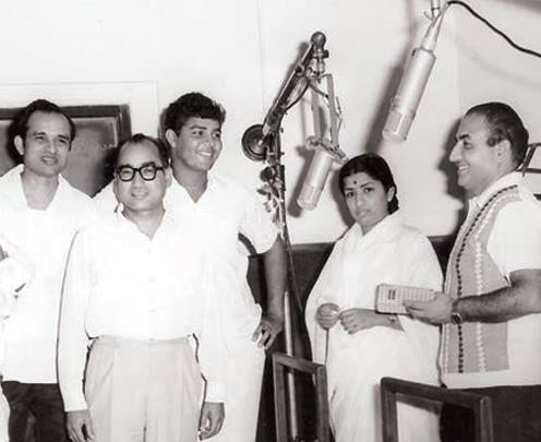 Mohd Rafi singing with Lata alongwith Kalyanji & others in the recording studio