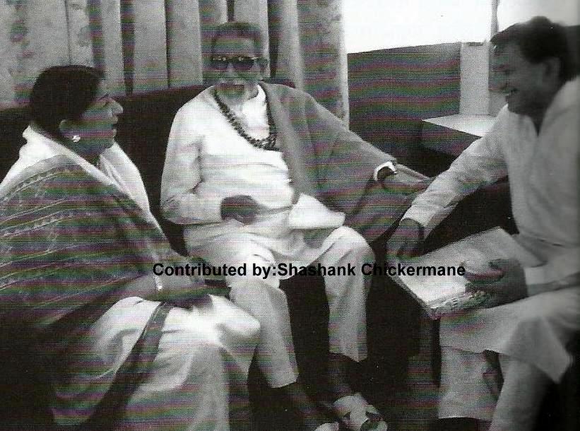 Lata discussing with Bal Thackrey & Sudhir Dalvi 