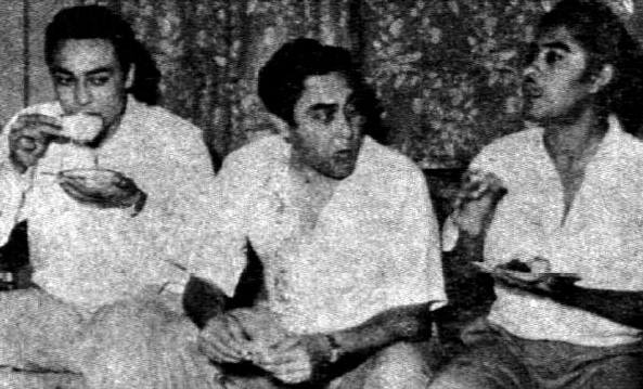 Kishoreda enjoying tea with his brothers Ashok and Anoop Kumar at home