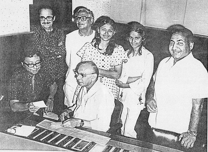 Mohd Rafi with Sushma Shrestha, Shubhangi Kolhapuri, R.D.Burman, Majrooh Sultanpuri and others in a song recording for Hum Kisise Kam Nahi