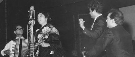 Sharda singing in a concert alongwith Shankar Jaikishan