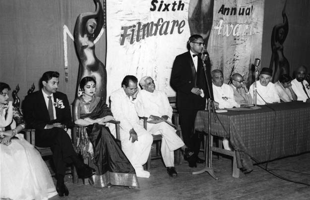 Lata with Dev Anand, Vyjantimala, Bimal Roy, Nalini Jaywant & others in the 6th Filmfare Award function