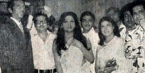 Laxmikant with Kamini Kaushal, Mausami Chatterjee & others in the recording studio