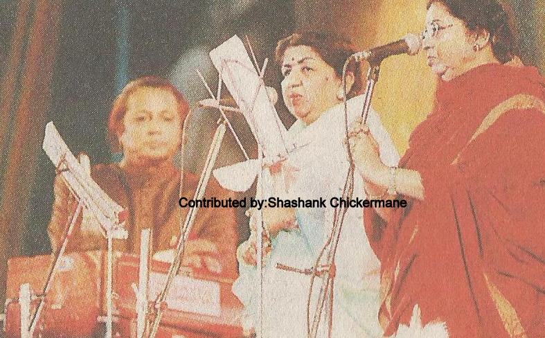 Lata Mangeshkar with Usha Mangeshkar singing in a concert