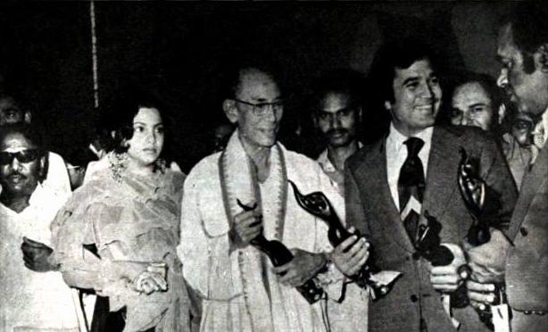 SD Burman, Rajesh Khanna & others received award in the function