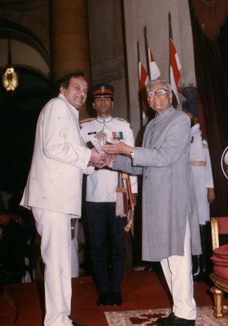 Kalyanji received award from President Venkataraman