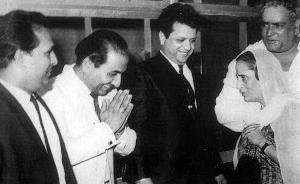 Rafi with Shankar Jaikishan, Prithviraj Kapoor & his wife