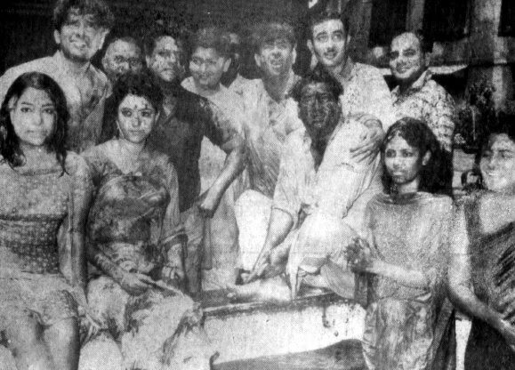 Jaikishan with Raj Kapoor,Shashi Kapoor, Randhir, Rishi, Babita & others enjoying Holi