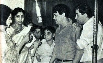 Asha & Simi Garewal recording a duet song alongwith Chorus, Jaikishan, Raj Kapoor in the recording studio