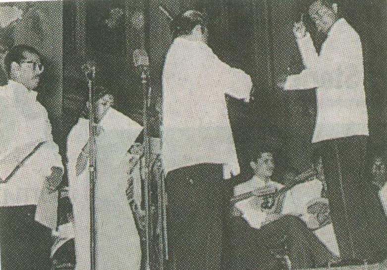 Mannadey, lata mangeshkar in a concert with a laxmikant in a violin