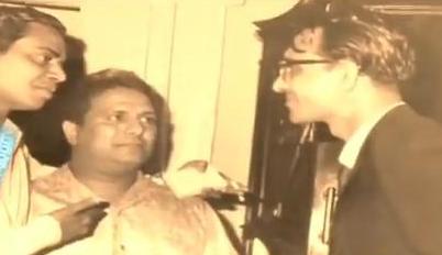 Shankar discussing with Shailendra & others