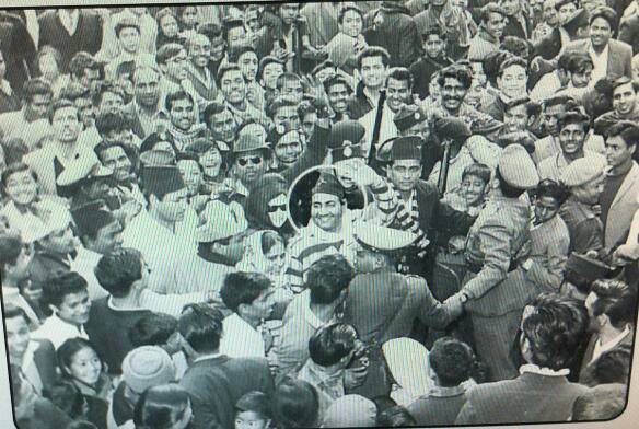 Rafi with his wife and crowd