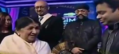 Lata recieved award from AR Rehman in the stage show