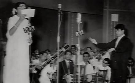 Lata singing in Shankar Jaikishan concert alongwith Jaikishan