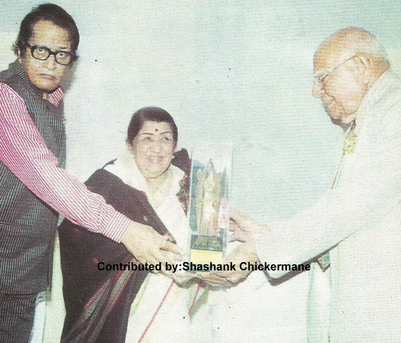 Lata received award from Jethmalani & Manoj Kumar