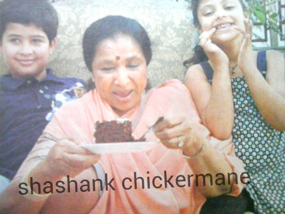 Asha Bhosale enjoying a cake with her grandchildren