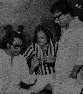 Kishoreda discussing with RD Burman & others in the recording studio
