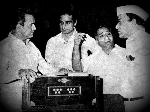 Mukesh rehearsals a song alongwith Bharat Vyas, V Shantaram & others