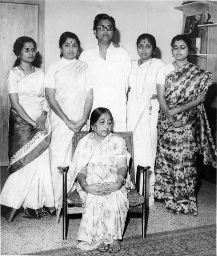 Lat Mangeshkar with her mother, brother & sisters