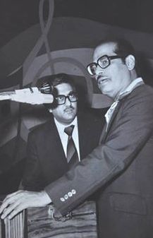 Mannadey singing a song in a concert with Ameen Sayani