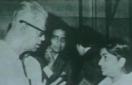 Lata discussing with Pankaj Mullick & others