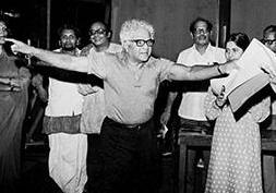 Vasant Desai with Mannadey, Dilraj Kaur & others in the recording studio