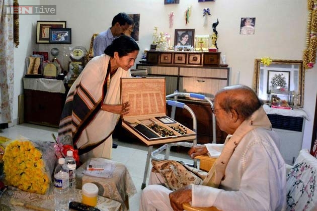 CM Mumta Banerjee giving award to Mannadey in his house