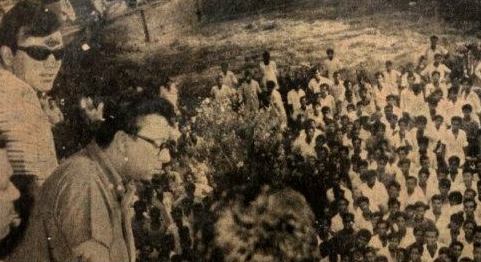 RD Burman with Mehmood with the crowd