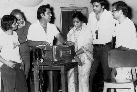 Jagjeet Singh with Asha Bhosale, Gulzar & others in the recording studio