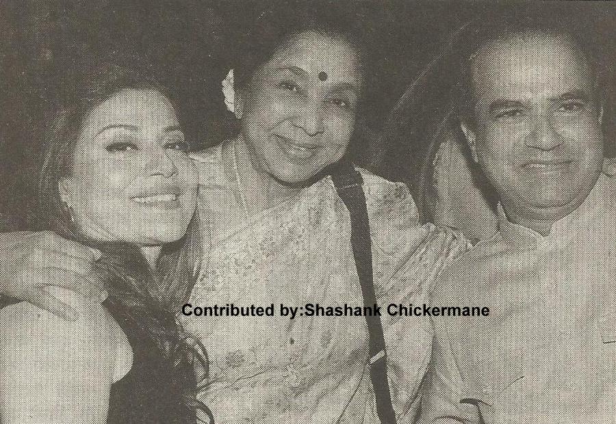 Asha Bhosale with Sapna Mukherjee & Suresh Wadkar in a function