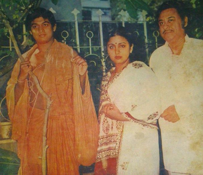 Kishoreda with his son Amit & wife Leena Chandavarkar at home