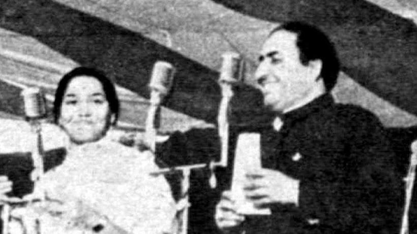 Rafi singing with Usha Khanna
