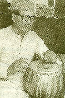 Mannadey playing tabla