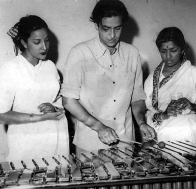 Raj Kapoor playing instrument with Nargis & Lata Mangeshkar