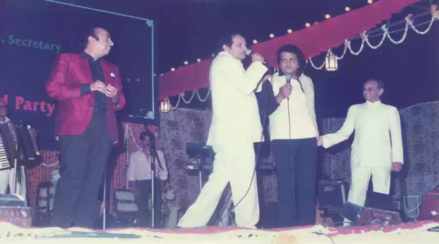 Kalyanji Anandji singing in a stage show alongwith Mahendra Kapoor & Manoj Kumar