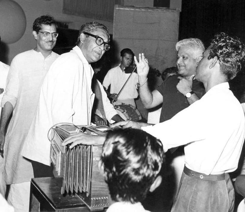Vasant Desai with Ashok Kumar, Hrishikesh Mukherjee & others for the song recording for the film 'Aashirwad'