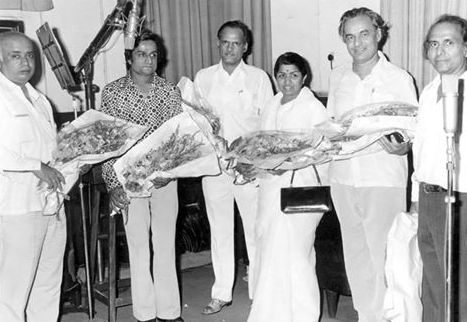 Mukesh with Lata, Shankar, Vithalbhai Patel & others in the recording studio