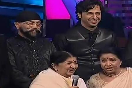 Lata with Asha & others in the Awards function