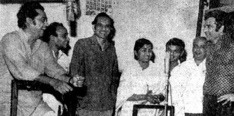 Kishoreda discussing with lata, Kalyanji, Indivar, Firoz Khan & others in the recording studio