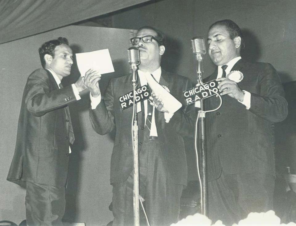 Mohd Rafi and Manna Dey singing a duet song in a concert along with Kalyanji