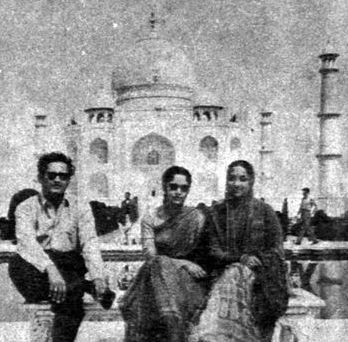 Geeta Dutt with Guru Dutt & Waheeda Rehman in the Taj Mahal