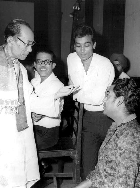 Kishorekumar discussing with SD Burman, Bhupendra & L Balsara in the recording studio