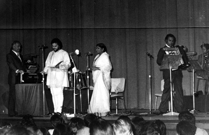 Mukesh with Nitin Mukesh, Lata singing in a concert