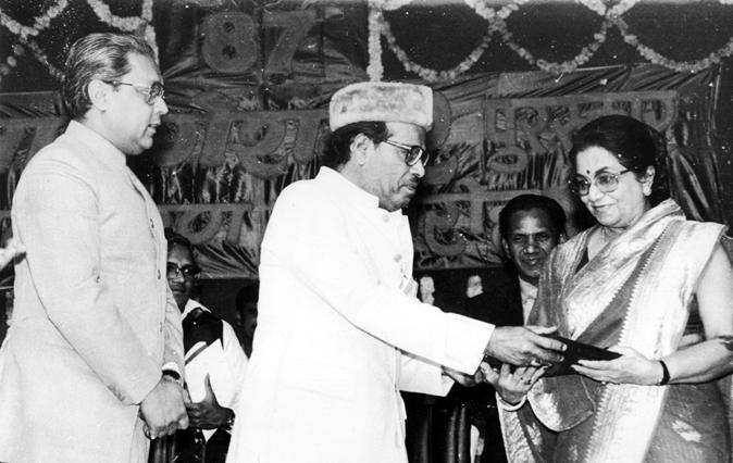 Mannadey giving his award to his wife in the Award Ceremony